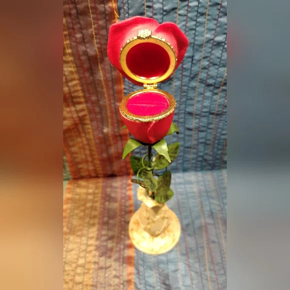 Ceramic and Metal Ring Holder - Picture 3 of 3